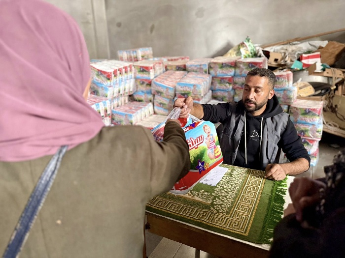 بالشراكة مع اليونيسيف جمعية الدراسات النسوية توزع بامبرز للأطفال في المنطقة الوسطى بغزة